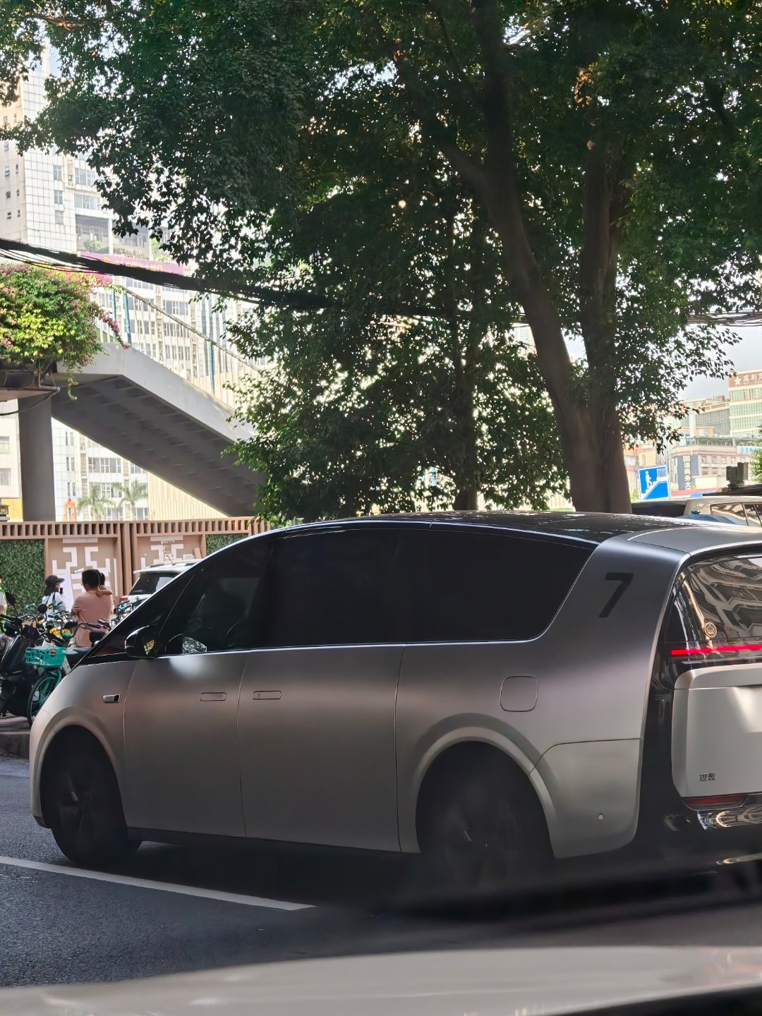 银色涂装的公路高铁，好科幻的样子！[点赞][点赞] ​​​
