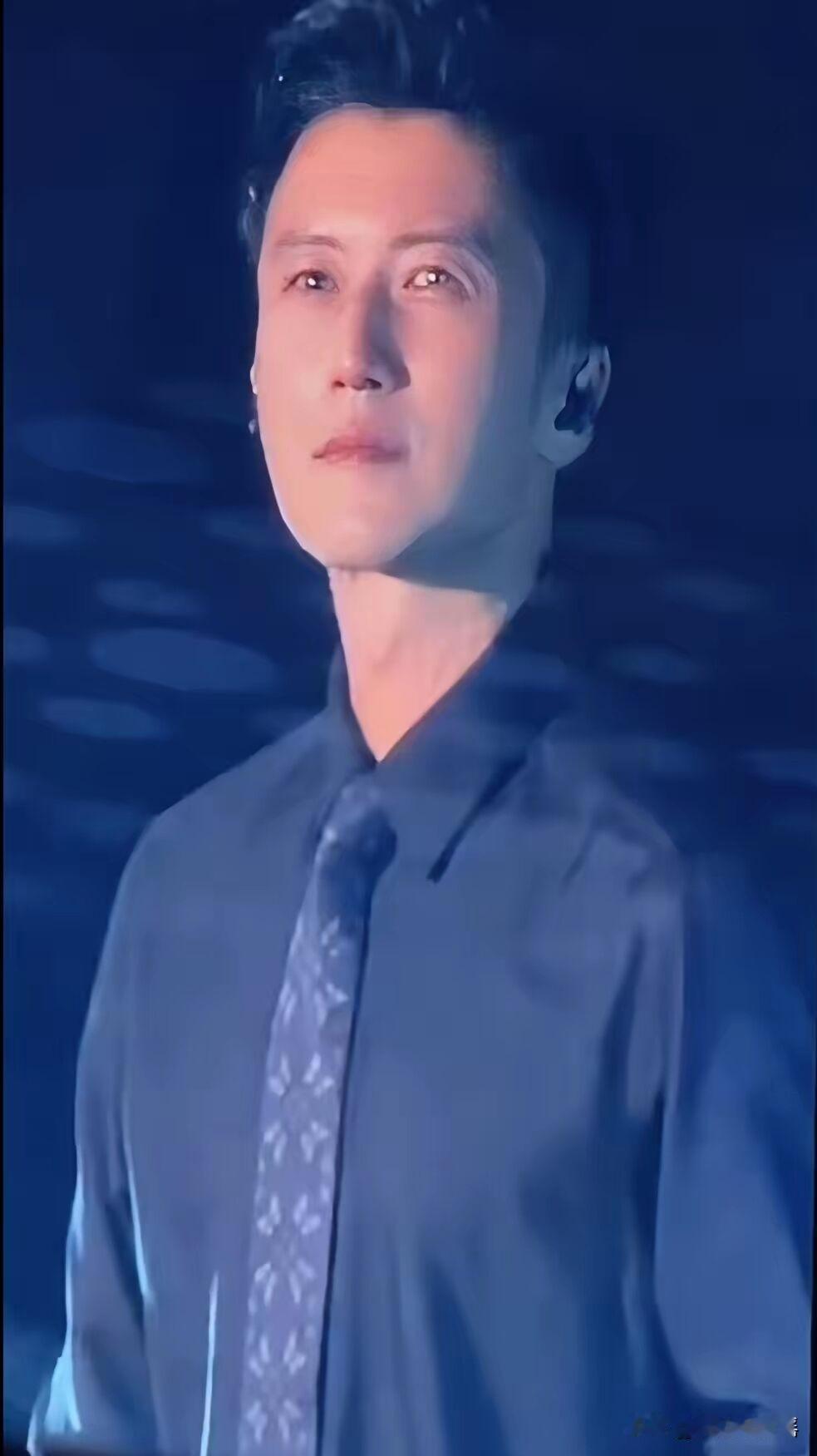 果然，谢霆锋还是在演唱会上红了眼眶，不是因为亲爹走了，而是因为全场粉丝们很多都穿