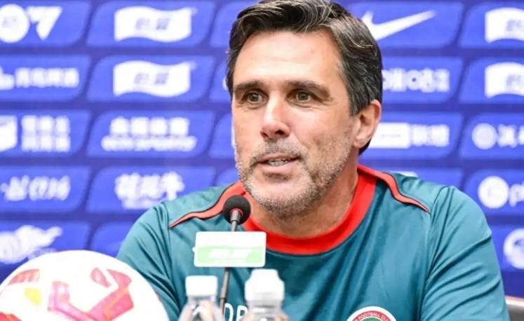 申花球迷彻底坐不住了！拉莫斯真的那么自信吗？近日河南主帅拉莫斯在接受采访时表示河