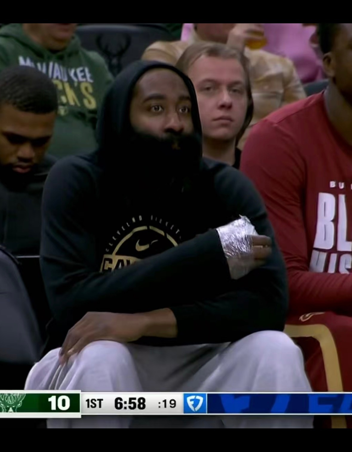 骑记：哈登的拇指骨折可能会让他缺席一到两周。鉴于接下来还有很多重要的比赛，骑士队