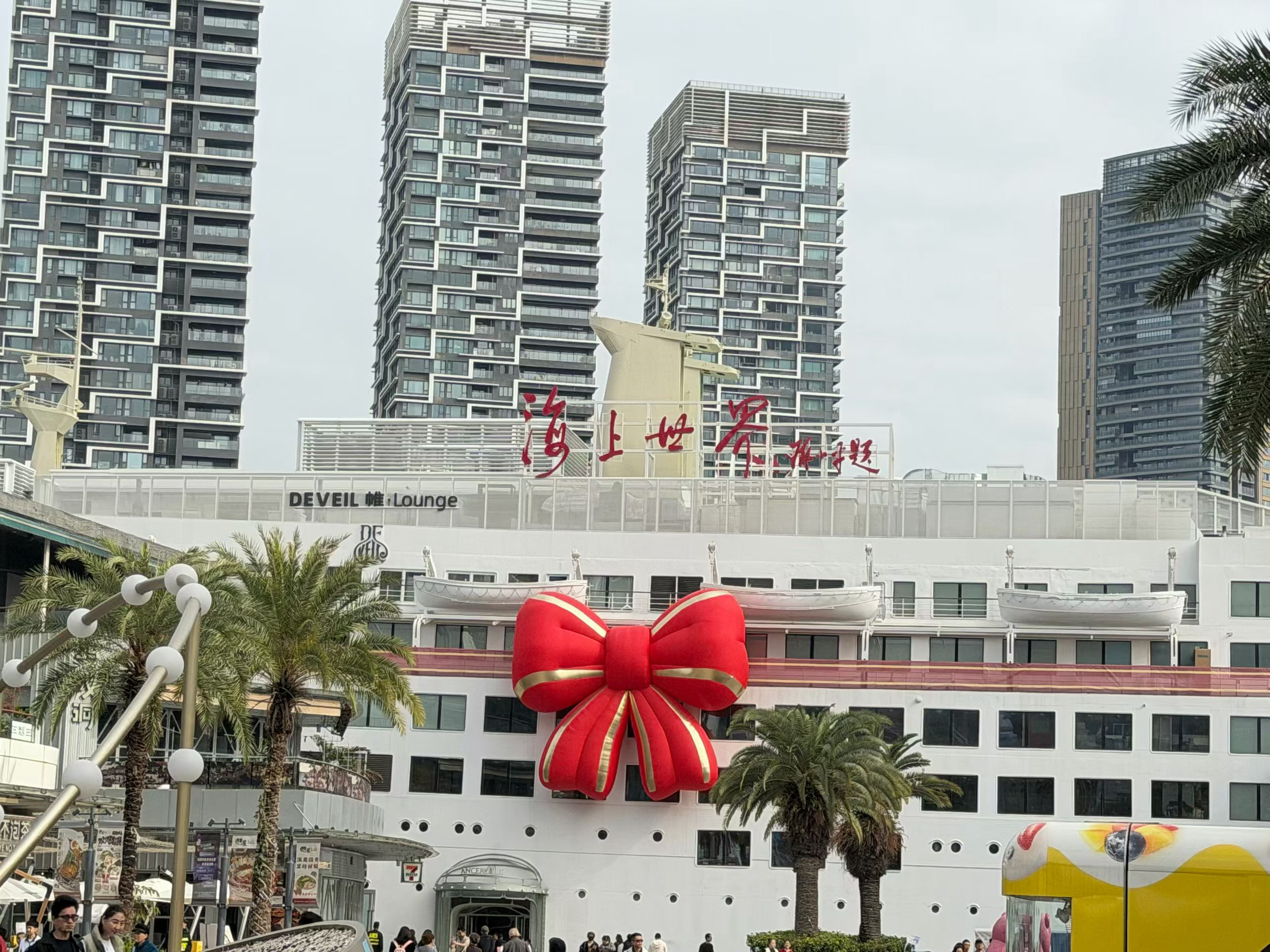 对生活最好的表态，就是热爱。 除了向往的诗和远方，也要在烟火气中加点糖。 