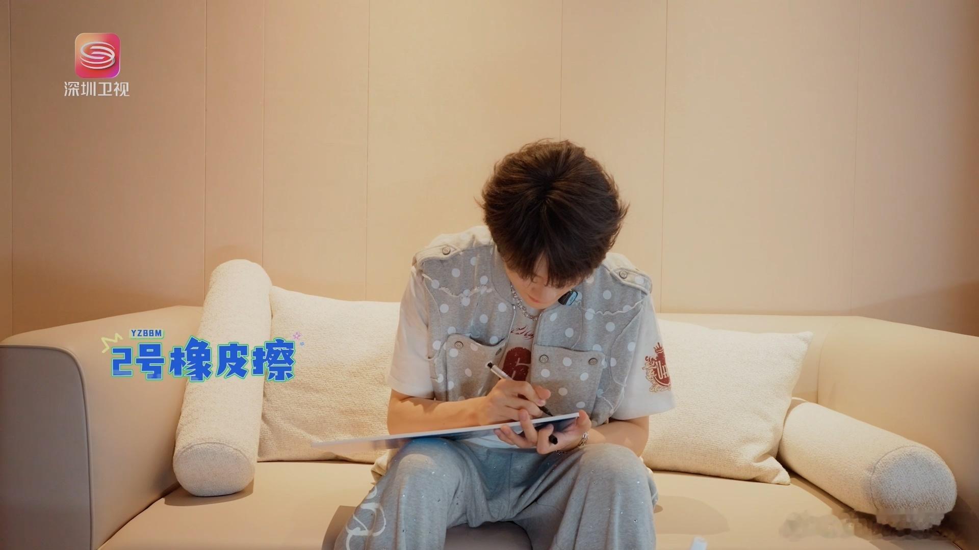 灵魂画手余宇涵再上线有没有人跟我一样，看余宇涵画画的时候会不自觉地屏住呼吸。不是