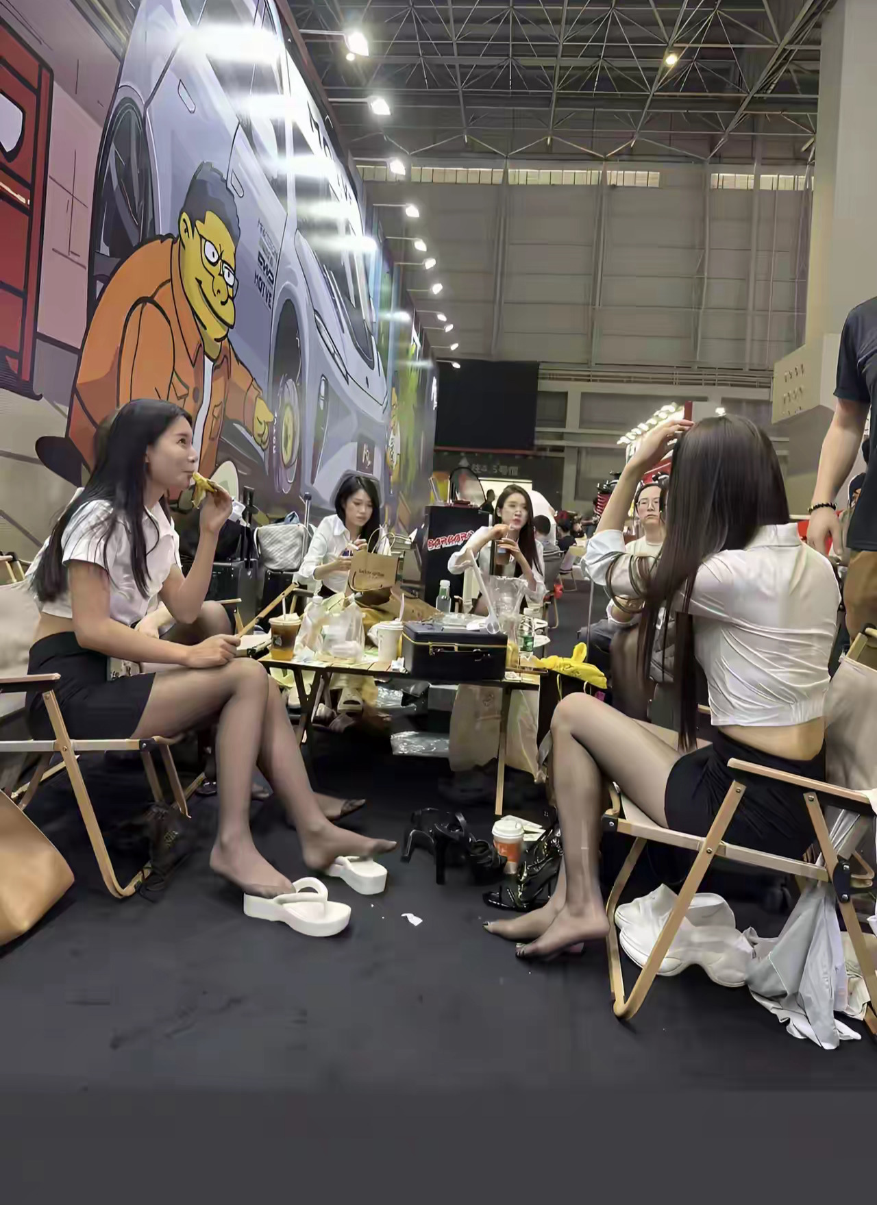 宝安国际会展中心，后台休憩的小姐姐。