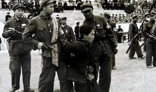 1944年，匪首宋殿元发现有个妇人颇具姿色，不仅强奸一夜，还强迫她拜堂。拜把子兄