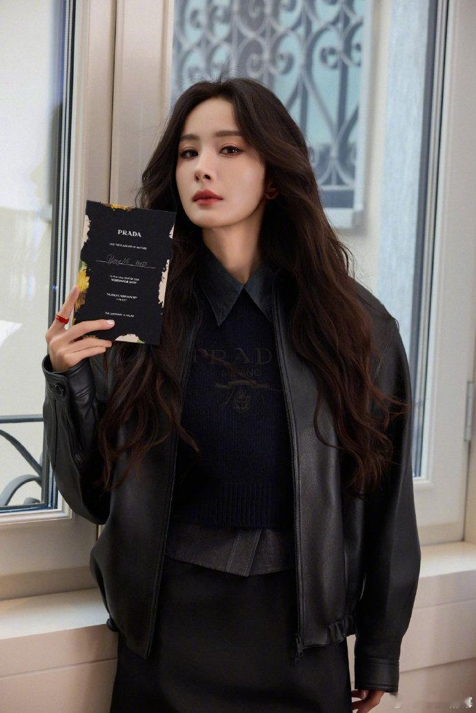 杨幂allblack看秀杨幂手拿Prada邀请函 杨幂手拿Prada邀请函的al