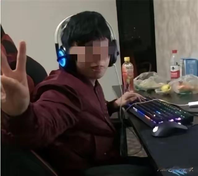 你说的是**江西男孩左佳成（网传化名“小新”）**的真实故事，结局令人唏嘘。
 