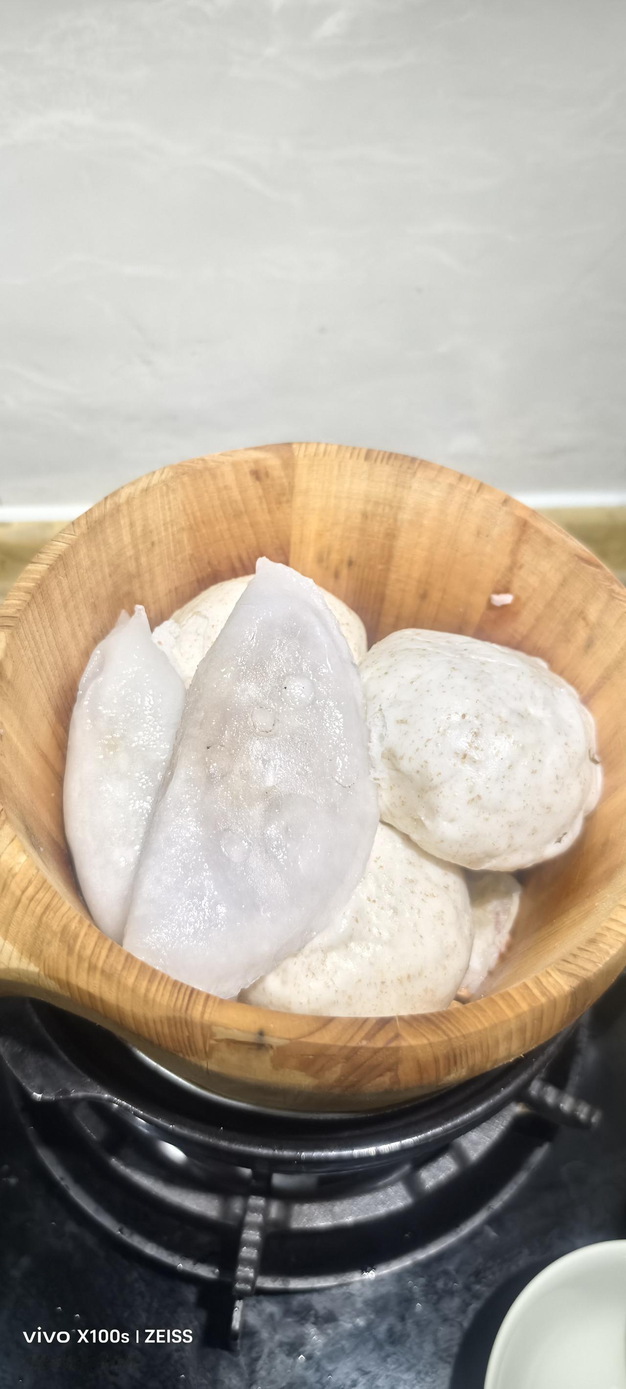 身为素食者的我，这两天破戒开荤了。一是能和家人一同分享美食，二是家人不吃的鱼头鱼