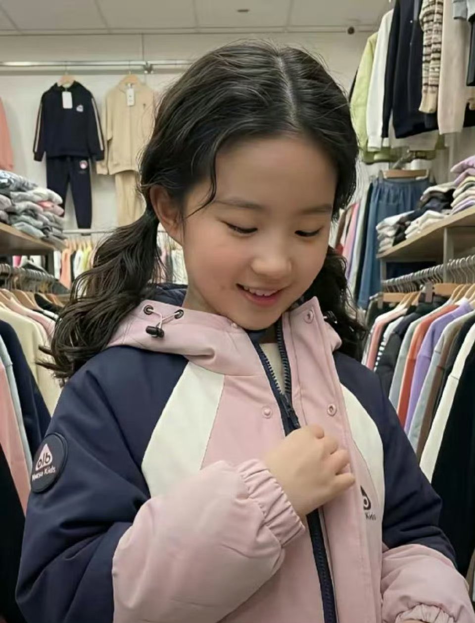 商场里看到一个小女孩，长得真像刘亦菲。 