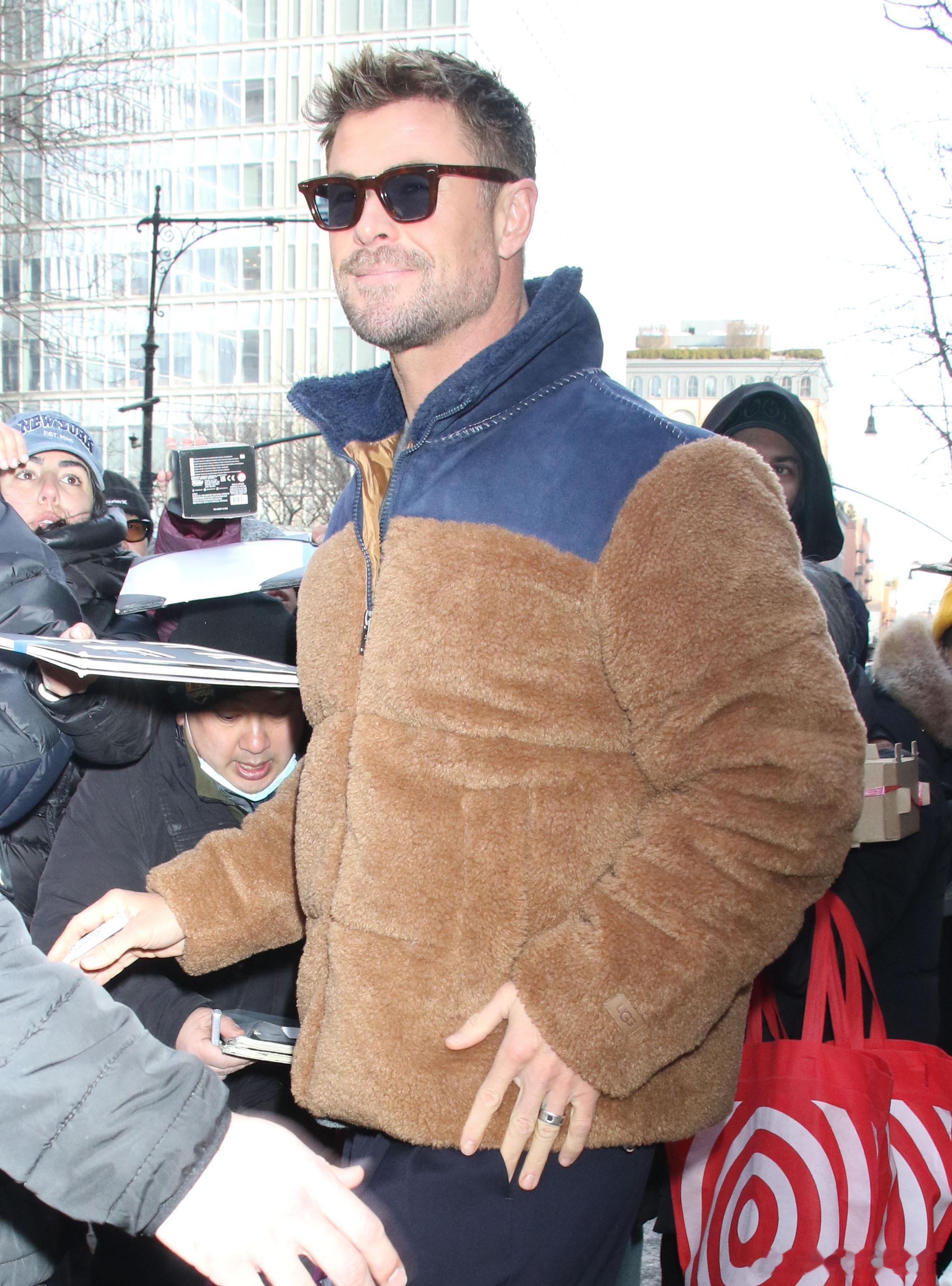 Chris Hemsworth克里斯海姆斯沃斯在纽约外出离开Greenwhich