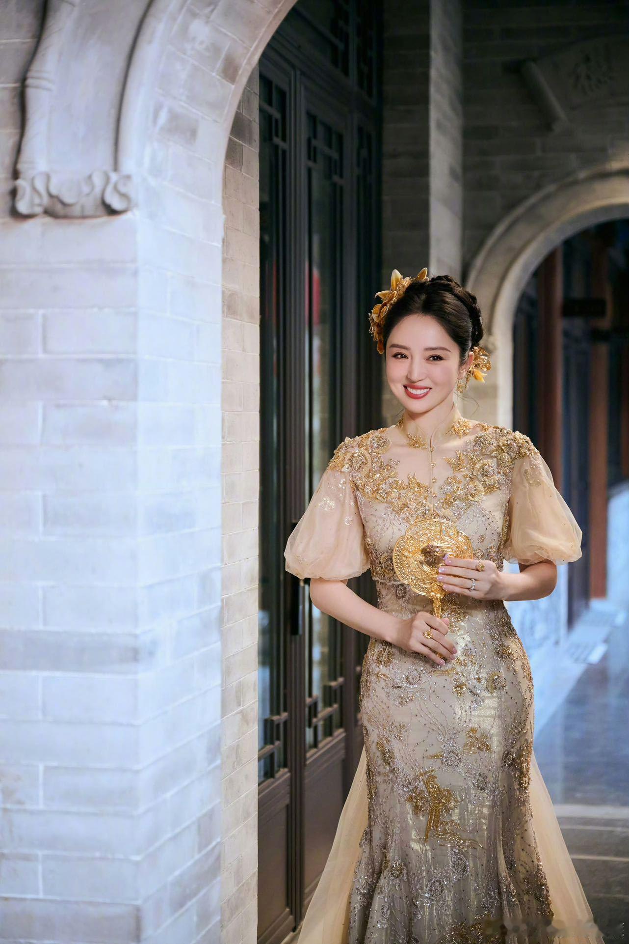 董璇张维伊结婚照姐姐当家刷到董璇和张维伊晒的婚礼照，真的被甜到了！两人穿了好几套