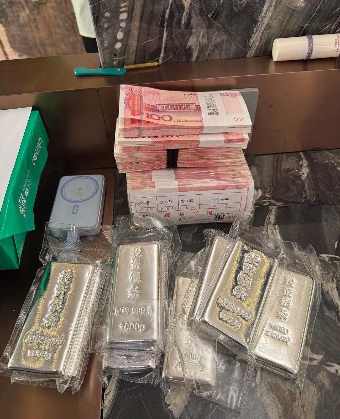 所有人都在追黄金的时候，
老公却一口气又买了几千克银砖，
不是因为银价便宜，而是