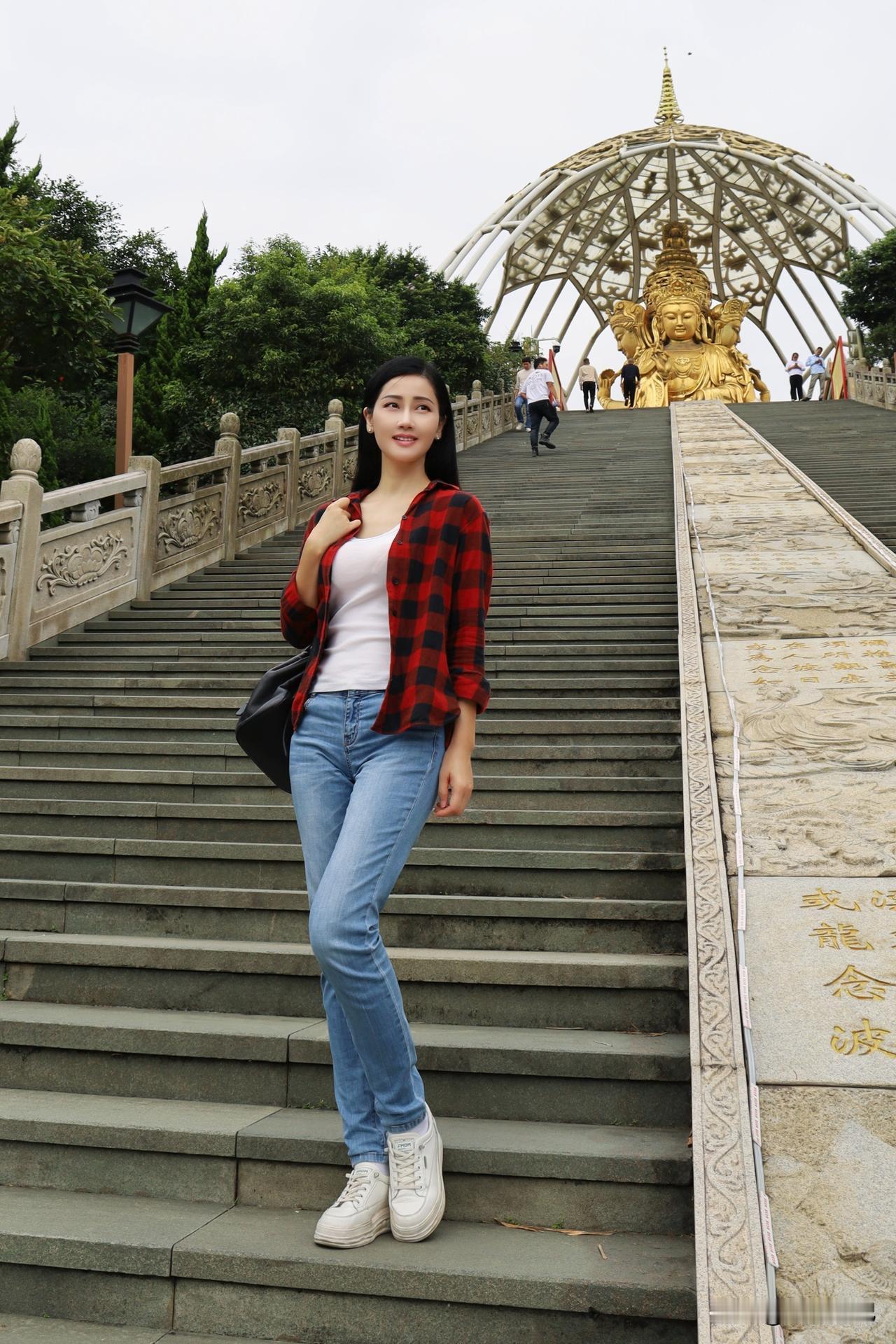 没想到，在濒临荒芜的深圳东部华侨城，还有一个香火犹盛的大华兴寺