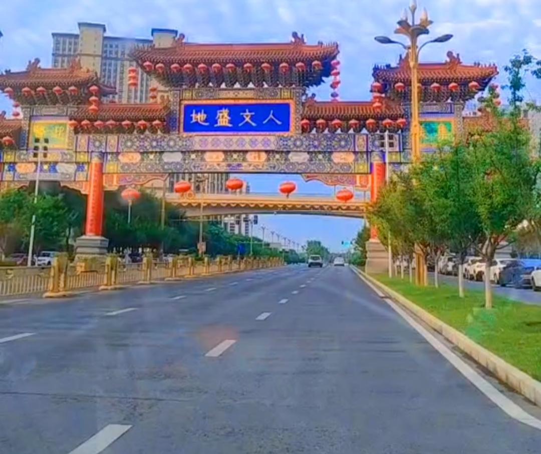 想了好久，想不明白，为啥啊！
漂亮的牌楼