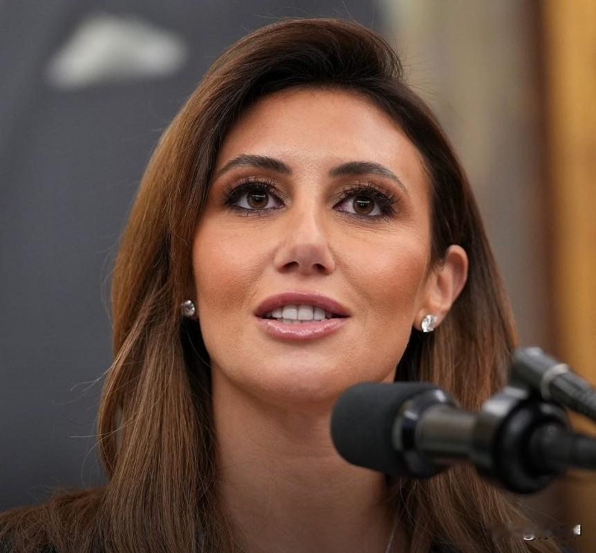 特朗普遭遇重大挫败，美女亲信联邦检察官资格被撤销，三重违法铁证如山
 
2025