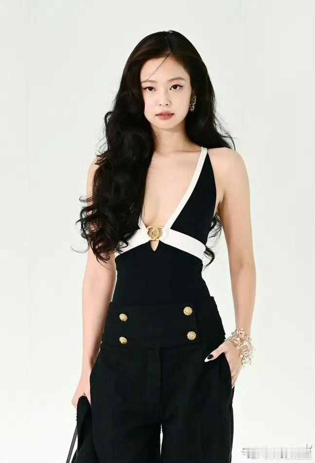 漂亮的！Jennie长卷发深V造型Jennie亮相香奈儿首尔大秀