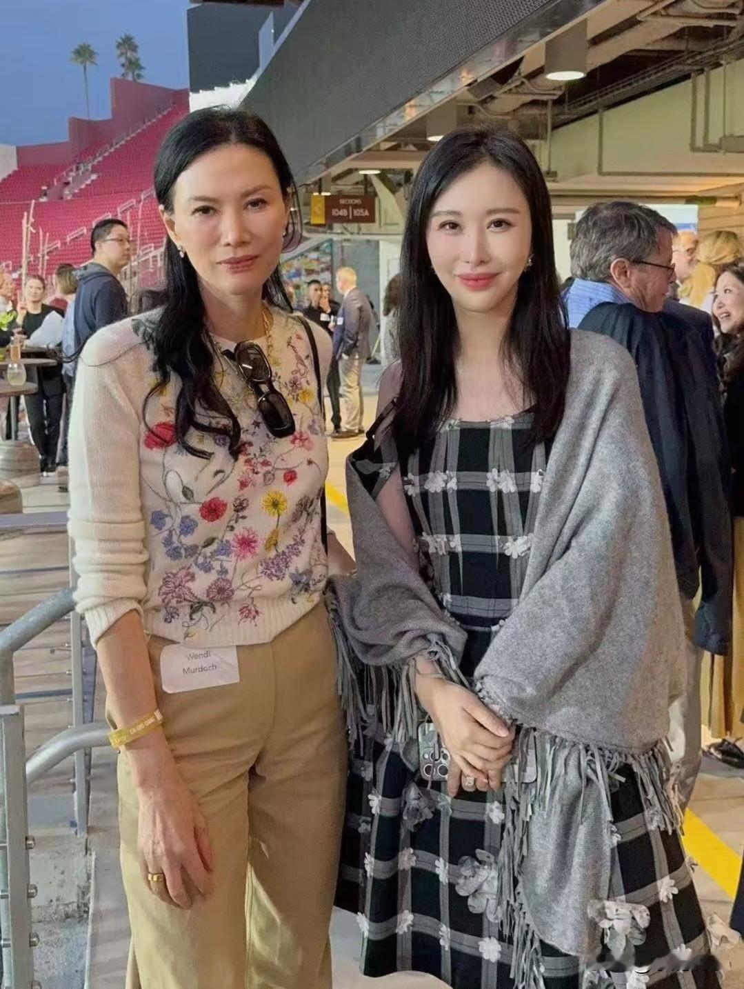 我问朋友，为啥邓文迪挨骂少，
田朴珺总被吐槽？

我朋友淡淡一笑：一个把牌打明白