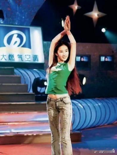 刘亦菲当年上快乐大本营，这衣服只有她才能镇的住吧 