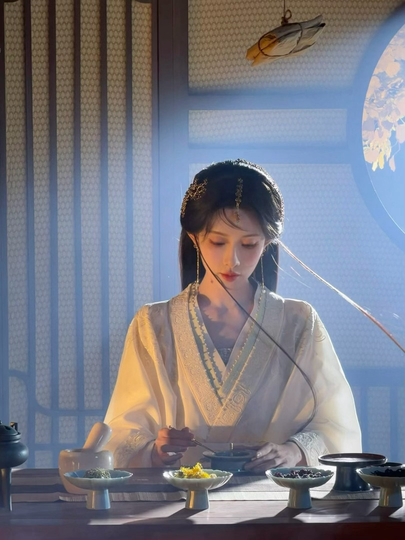 孟子义菩提树下站谁都美🥹菩提树下名场面氛围感封神，孟子义一出场自带柔光，搭配任
