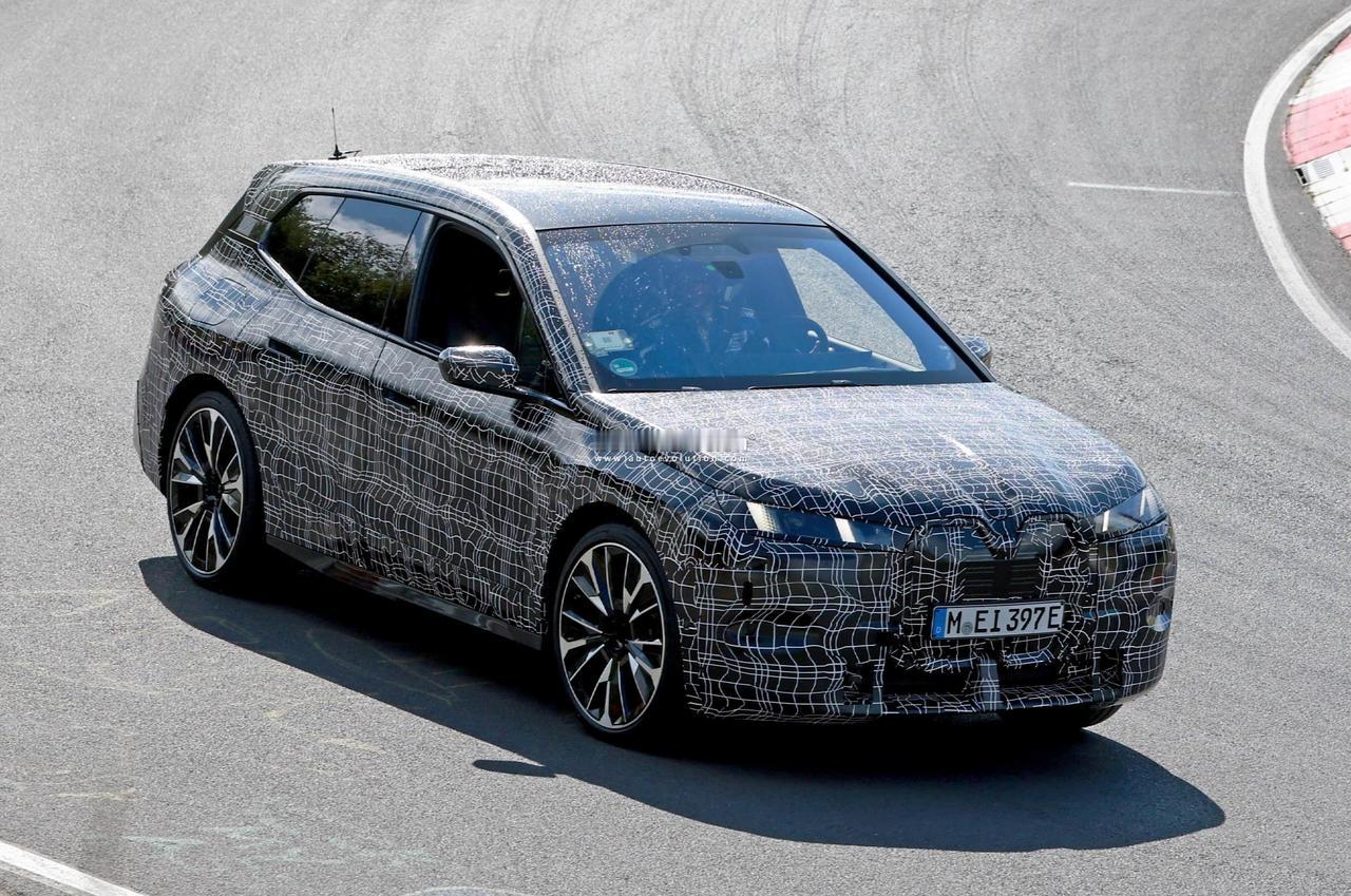 近日，外媒曝光了宝马iX M70车型的路试谍照，和之前的M60版本一样，该车同样