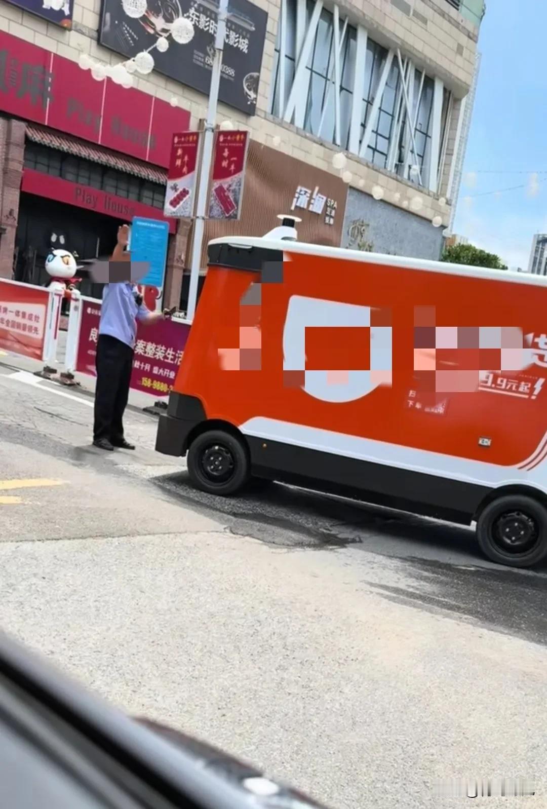当保安大爷遇到无人送货车，会擦出怎样的火花？

当保安大爷遇到无人送货车，一个不