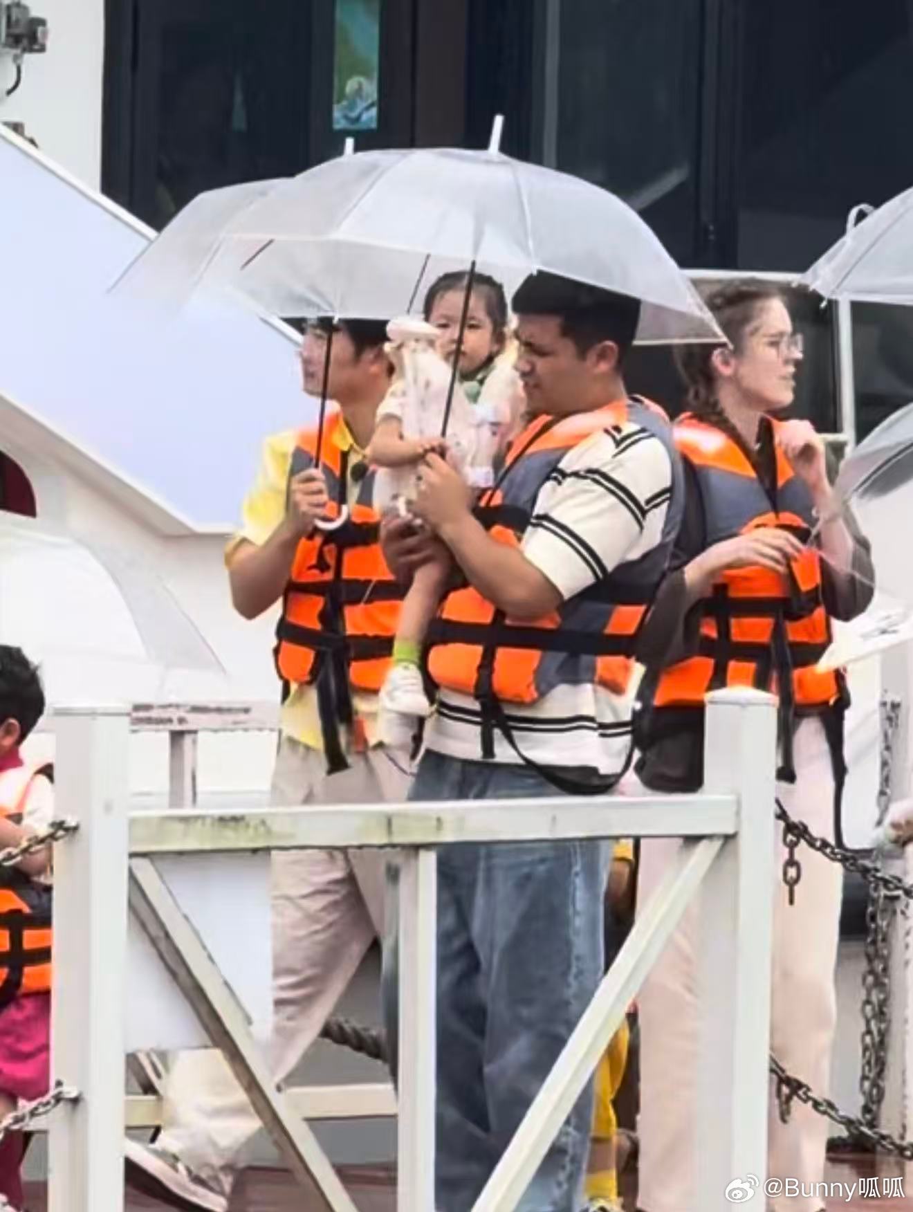 爸爸当家5江西大合体路透爸爸当家本以为下雨大家会拘谨安静，结果小朋友们兴致超高，
