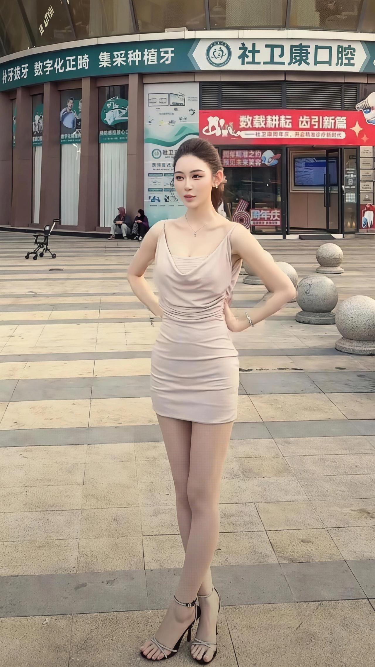 @敏敏💫 @小敏～ 
御姐 街拍 大长腿 极品身材