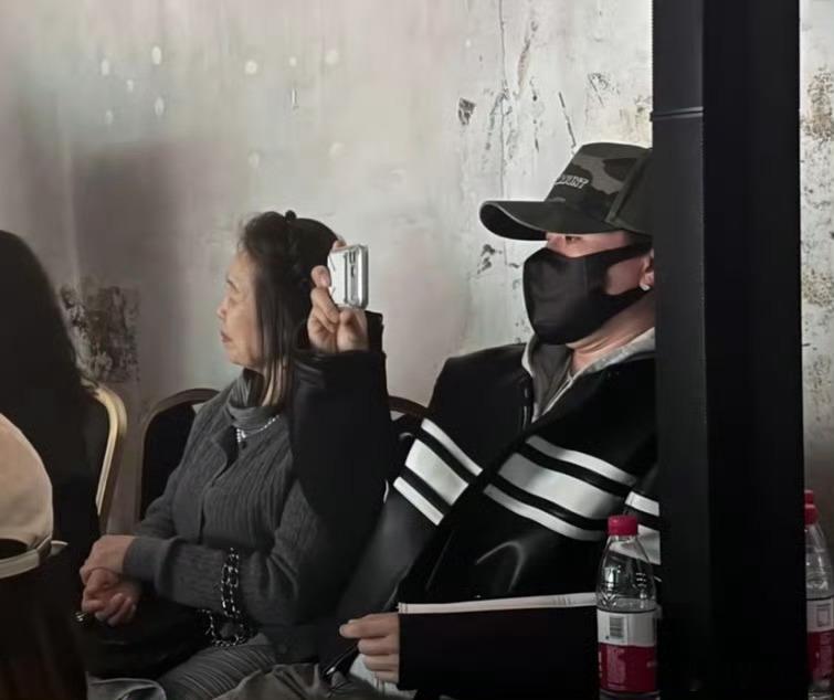 先别急磕“见家长”啊朋友们！同行的女士是不是斌妈还没实锤呢，花篮署名也没证实。让