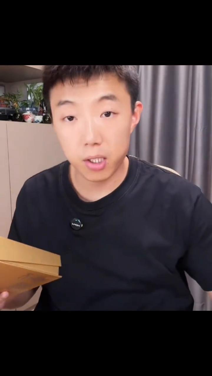 我昨天比较好奇，说实话这一点确实没有你们那么细心，尤其跟中国的球迷朋友们确实没有