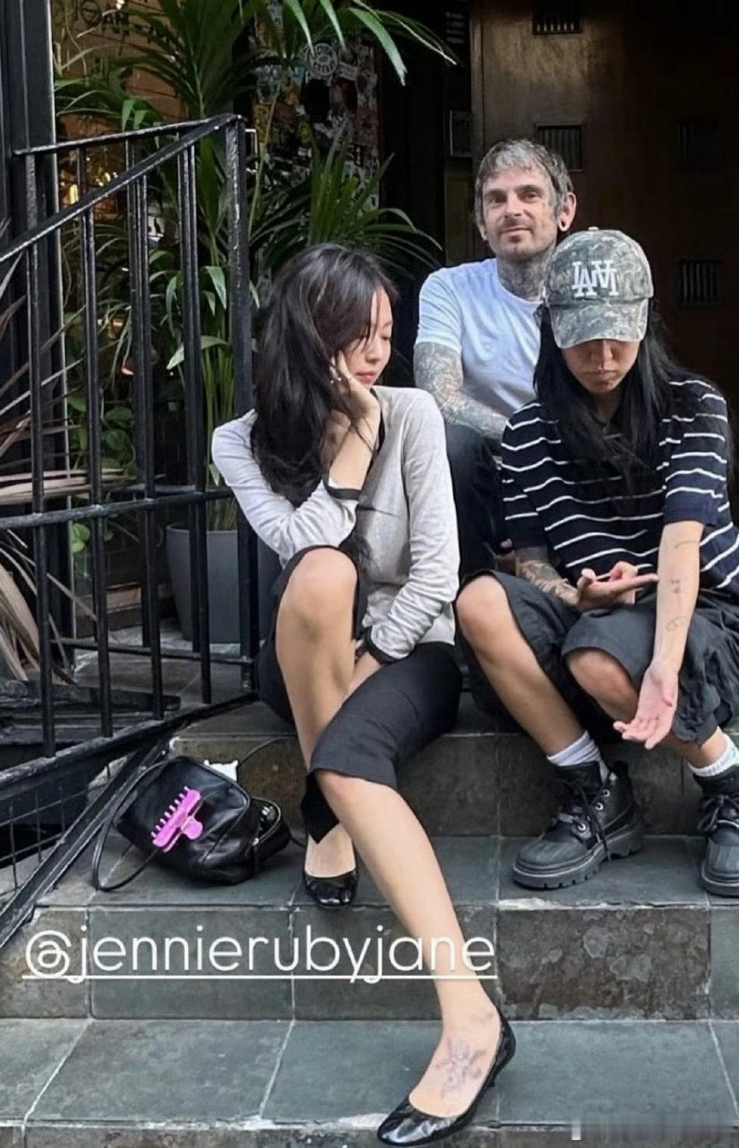 Jennie纹身寓意不刻意宣扬自己的想法，只用印记时刻提醒自己。 