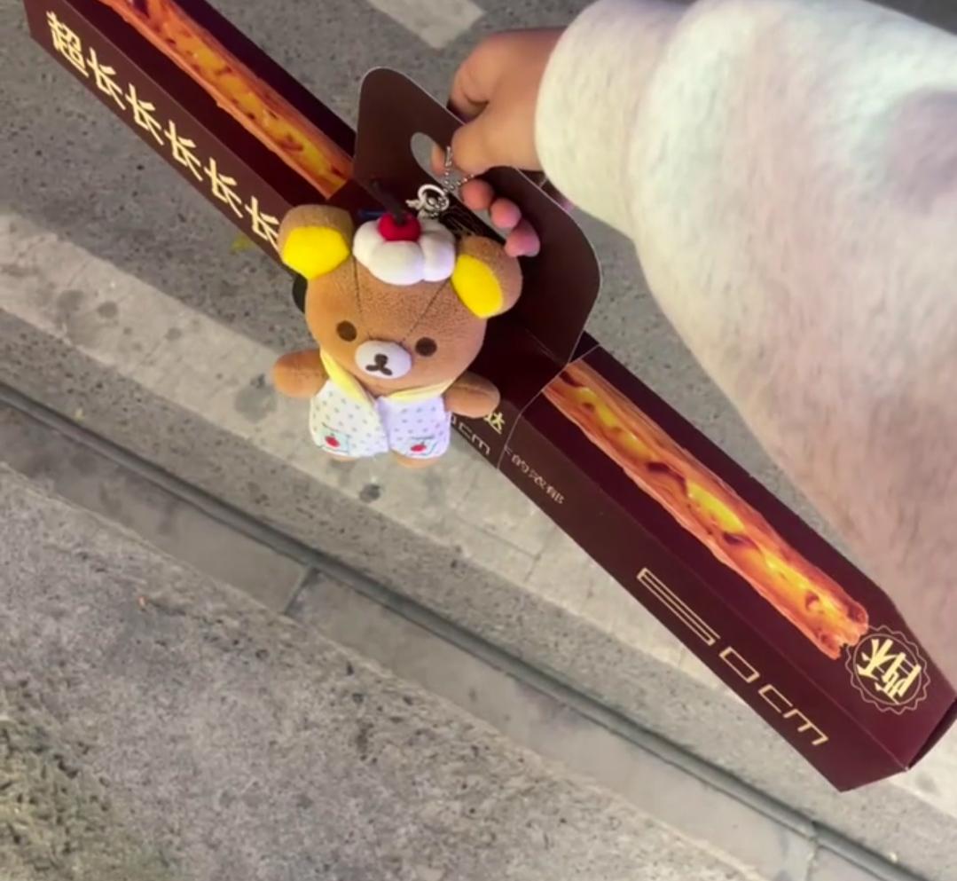 你吃超长蛋挞了吗？
前两年是秋天的第一杯奶茶，今年冒出来个超长长长长长蛋挞，奶茶