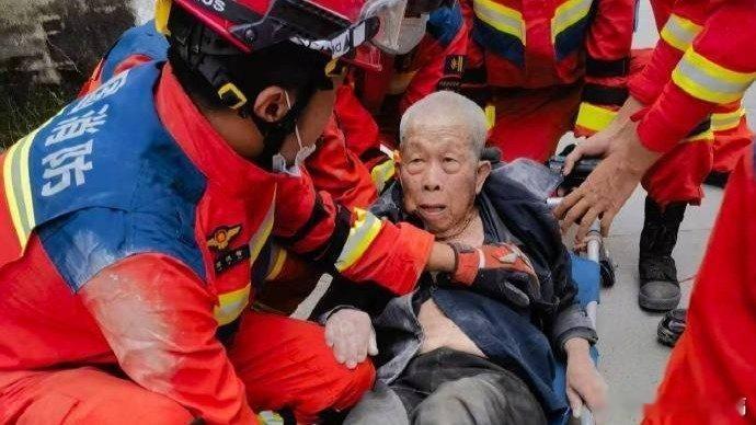 凤凰新闻【柳州地震一名91岁老人被救出】记者从柳州市抗震救灾指挥部获悉，截至5月