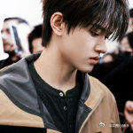 张极冷脸帅张极帅出AI提示 张极冷脸就是颜值天花板💥 清冷高级感拉满，五官精致