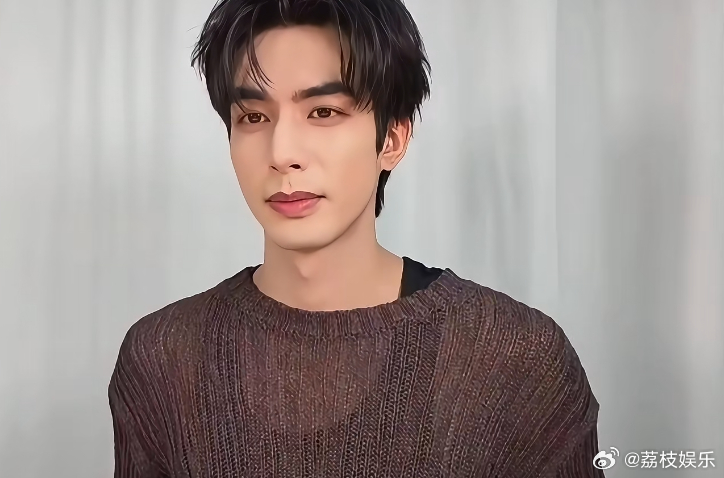 宋威龙对李佳琦另类比心 李佳琦由衷夸赞宋威龙的独特比心，宋威龙神态柔和，缓缓分享