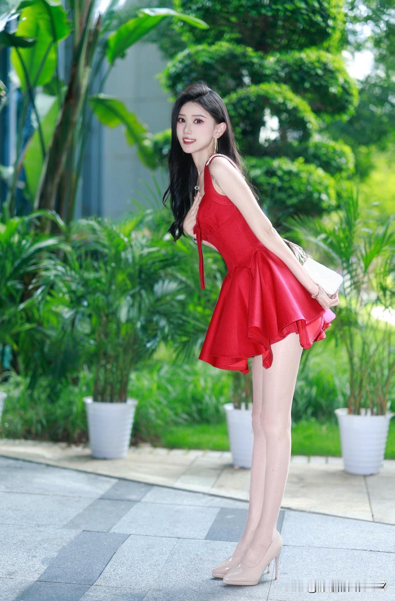 夏日红裙少女，绿意盎然中绽放迷人风采！🌞💃🌺这样的美照比夕阳如何？