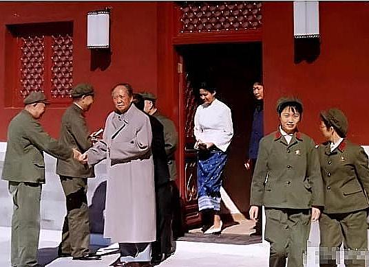 你能认出这张照片里的几位关键人物吗？
这张照片摄于上个世纪70年代初，主席身着传
