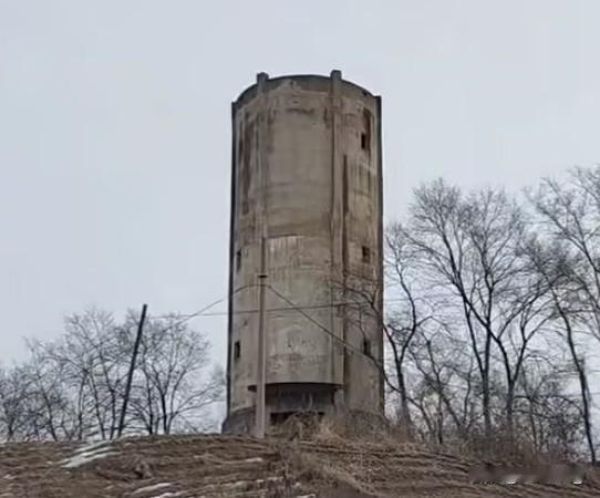 当年，吉林省磐石县明城公社境内的地标性建筑 —— 炮楼子。

这座建于二十世纪三
