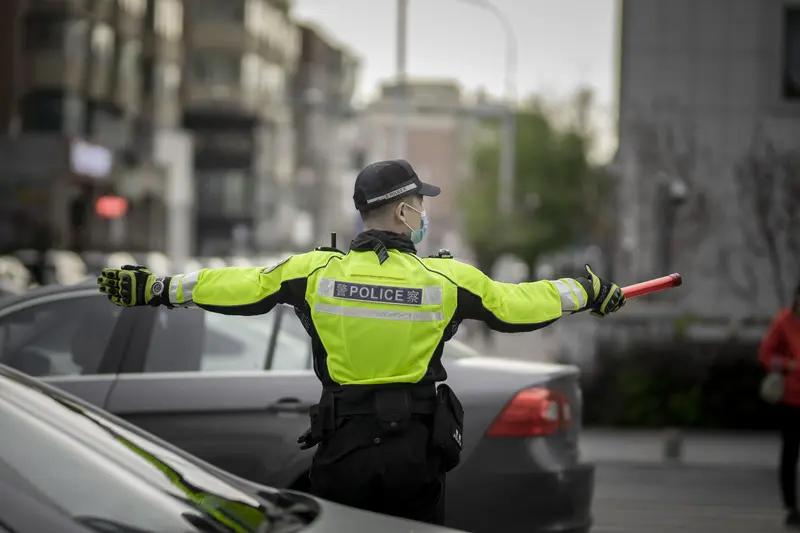 12月22日蚌埠，女子过减速带不敢开吓得腿抖致多车拥堵，交警过来疏导：你腿是抖的