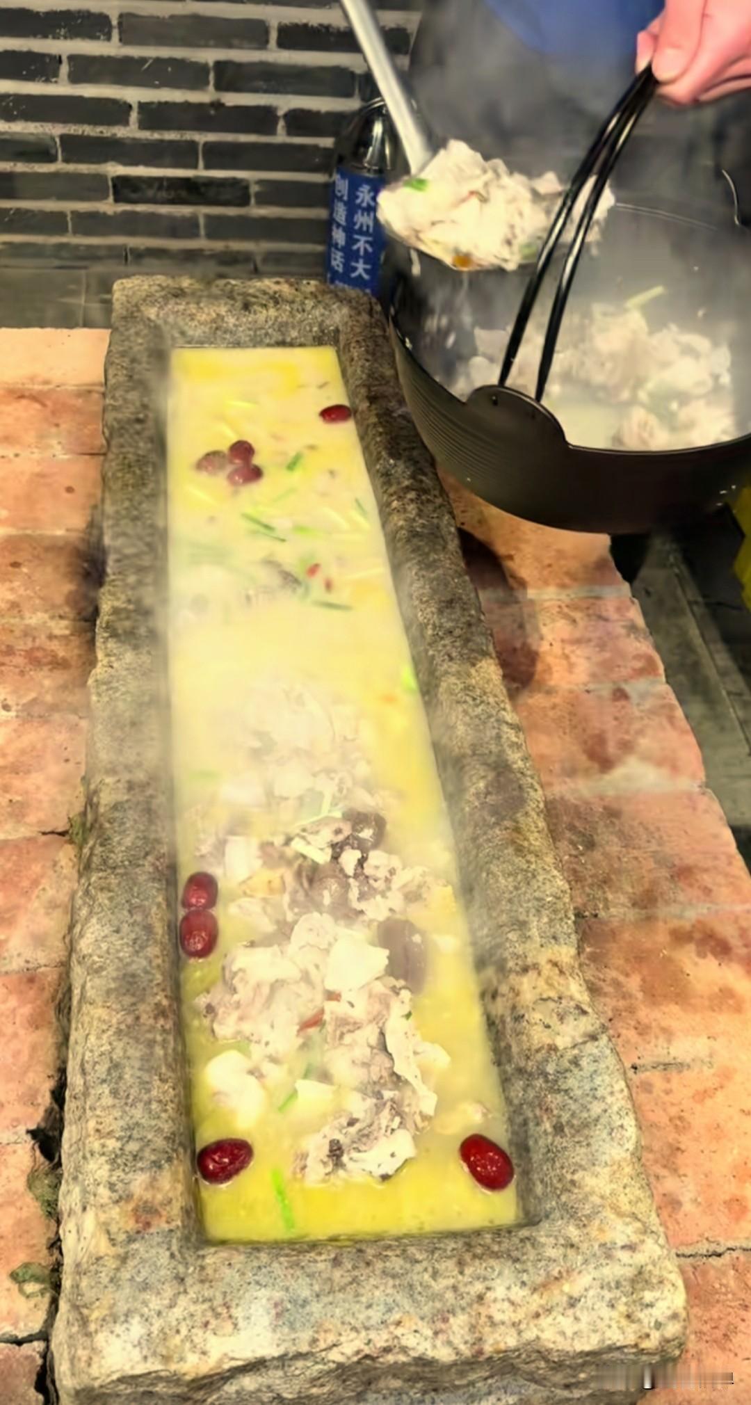 湖南永州一饭店上新“石槽火锅”，被网友调侃神似“猪食槽”。

这种火锅以传统农家