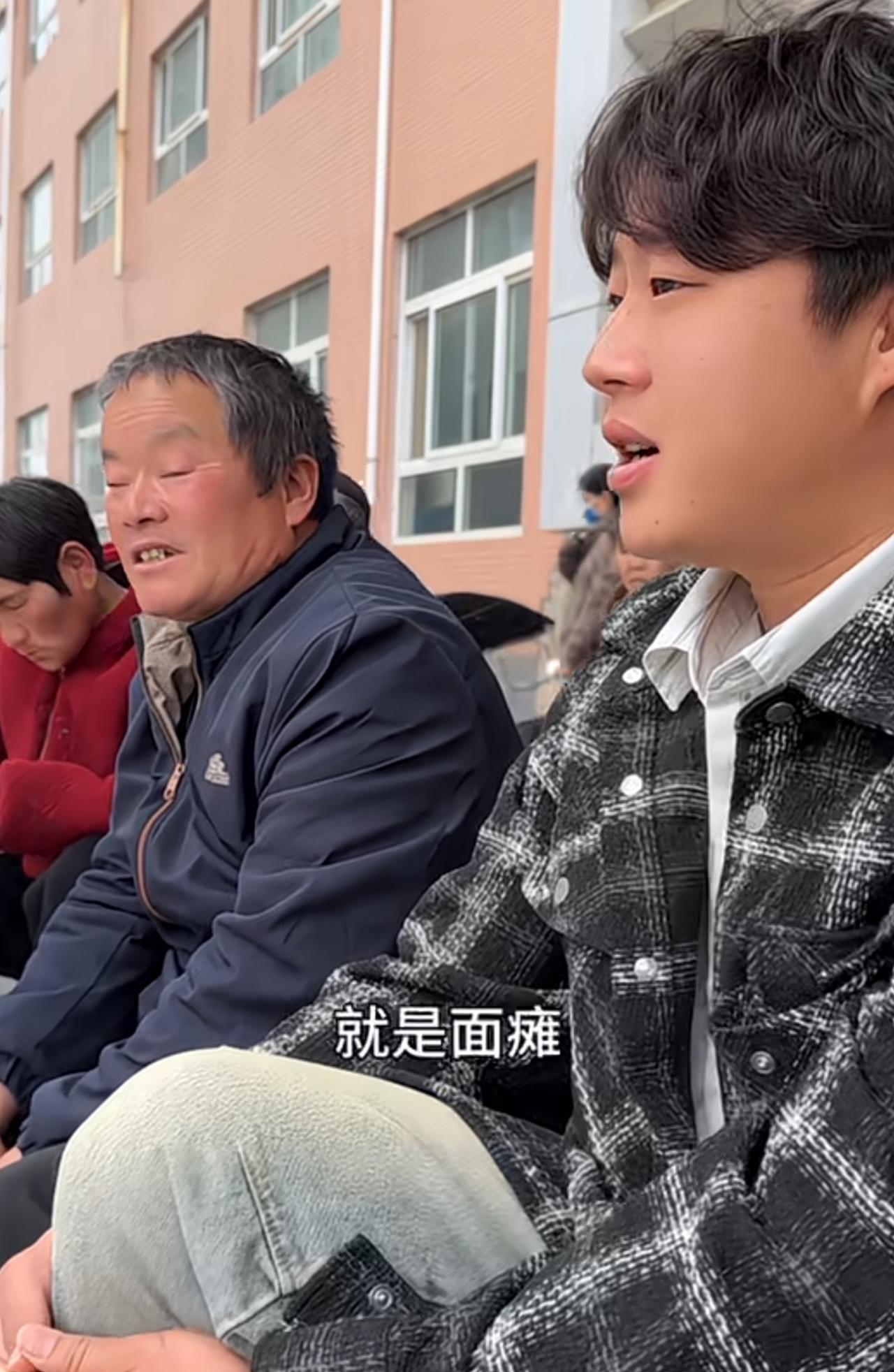 农村小燕子妈妈突发面瘫，终于知道作为农村独生女的她有多难。之前很多人说，小燕子结