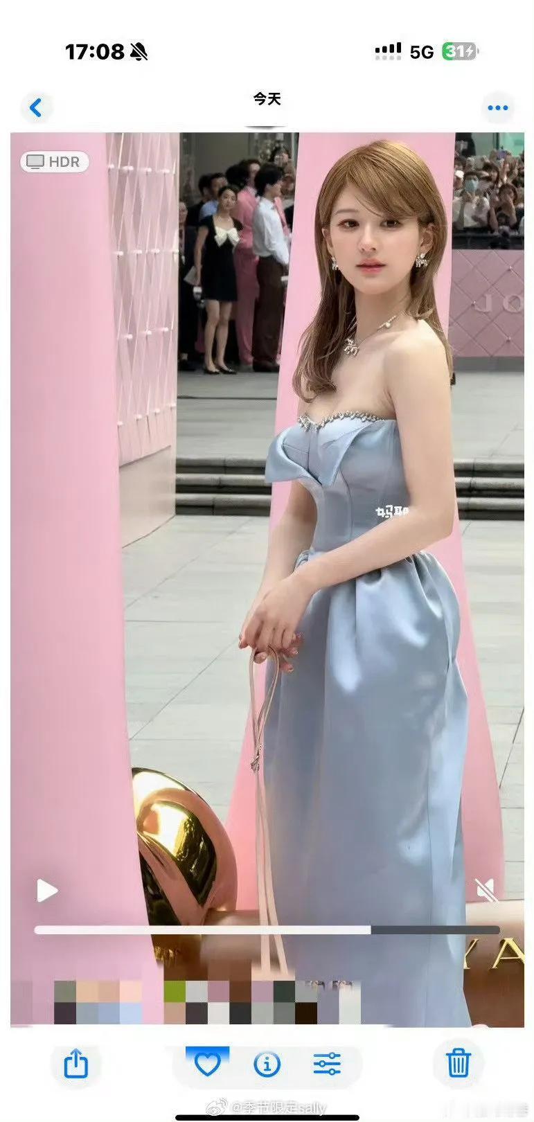 赵露思身着浅蓝抹胸长裙惊艳亮相！优雅气质宛如仙女下凡，听到粉丝热情呼喊，她特意折