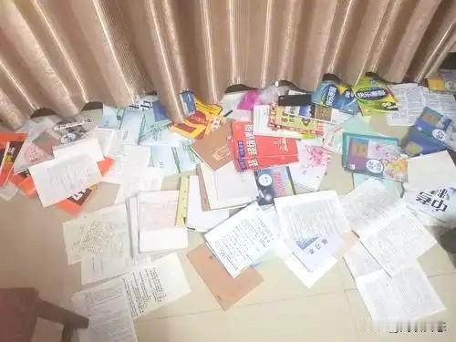 我记得我高考结束那年，书本装了一化肥袋子。
直接在楼里卖给了收废品的大爷，大爷每