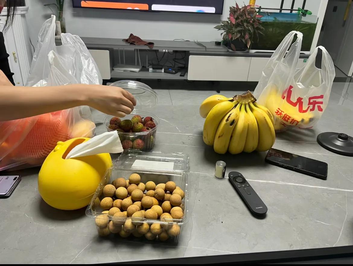 今早妯娌发微信给我：“嫂子，我和妈准备去你家，你别出门啊。”我直接拒绝了：“我们