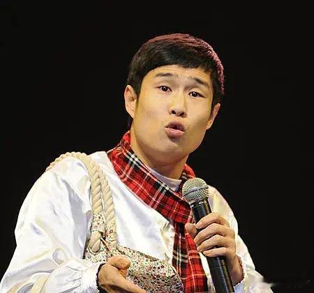 怎么不算初代顶流杀回来了呢当年春晚这一嗓子，谁没跟着哼过啊，真是国民度拉满。现在