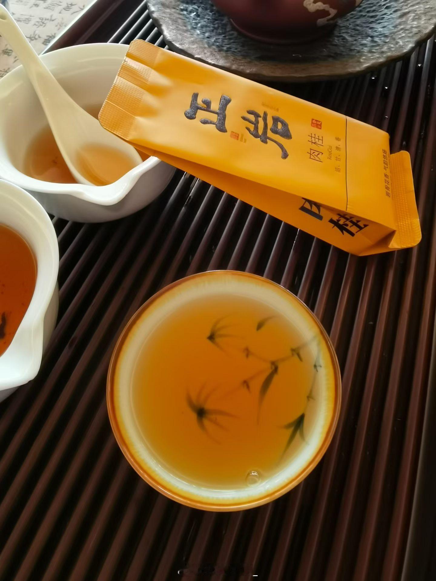雅安职业技术学院 心有清茶，慢慢度日，再大的风浪，也能平和从容地扛过去。 朋友圈