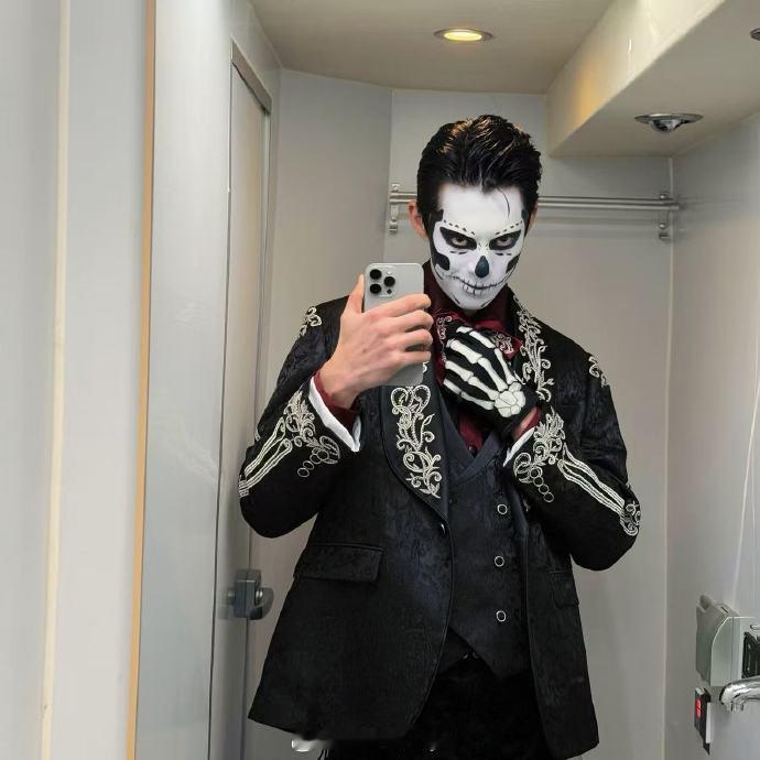 王鹤棣花里胡哨九宫格 王鹤棣花里胡哨九宫格，王鹤棣搞怪对镜拍送达，这妆造真是有点