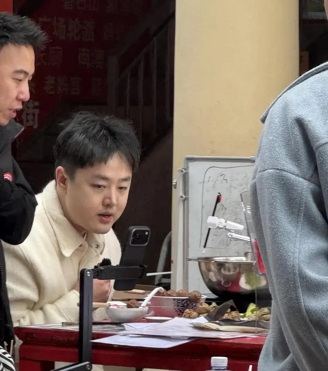 30%补贴拉来央视剧组，汕头赢麻了
 
刘雨鑫在小公园拍戏，牛肉丸店门口排队拐了