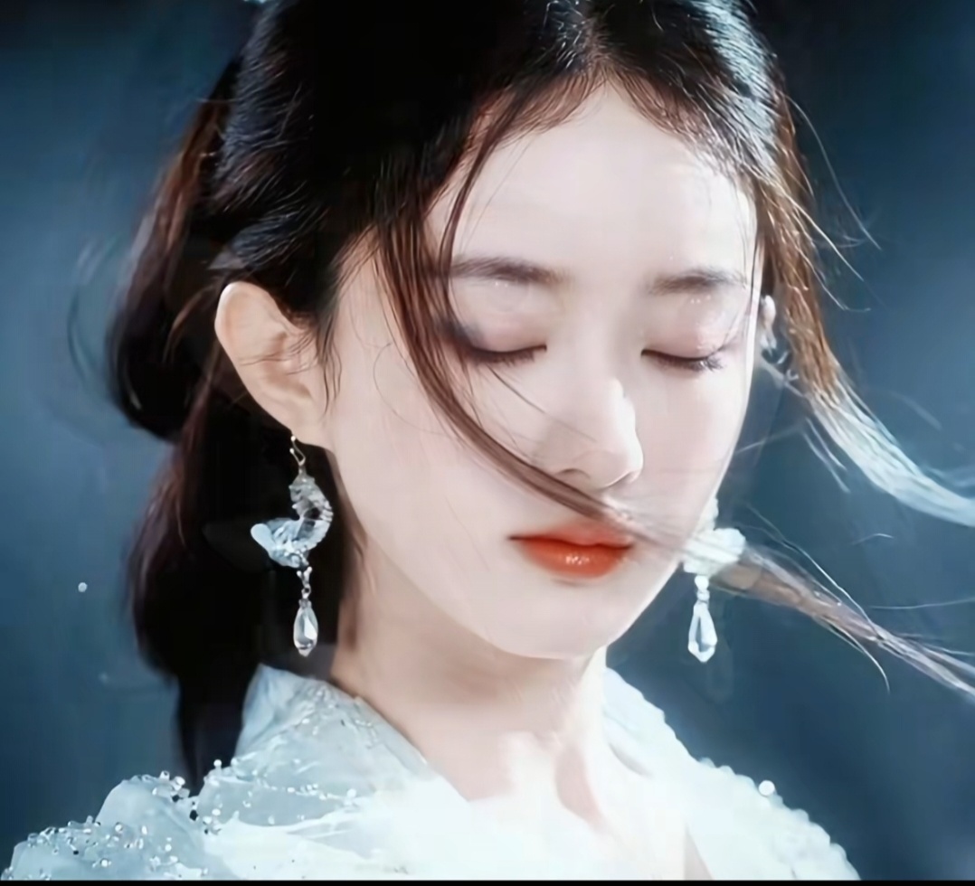 ✨赵丽颖的碎梦仙君，白衣胜雪似谪仙❄️，琉璃耳坠，摇曳间仙气飘飘✨，一颦一笑皆是