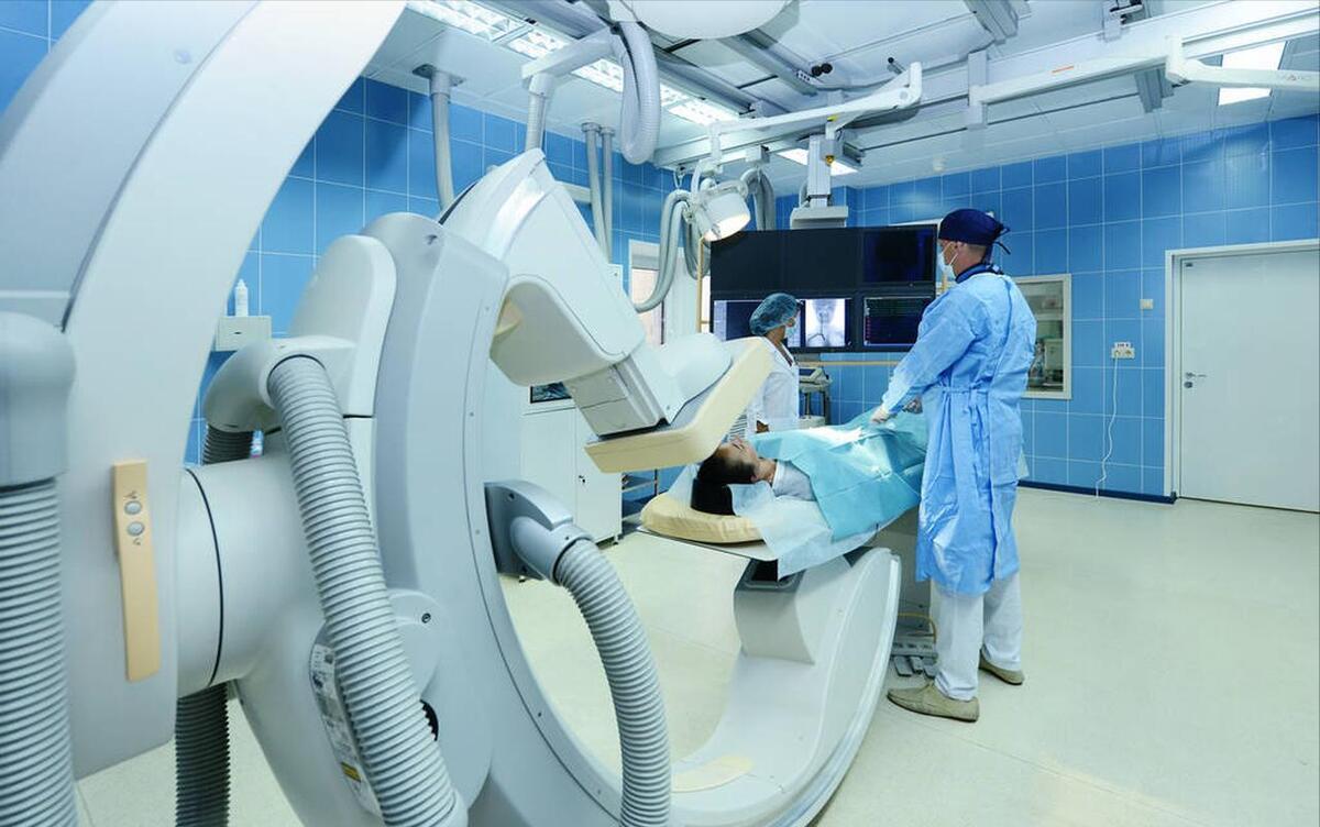 肺癌除了手术，还有哪些根治的方法？扎根针就可以？照个光也可以
肺癌到了晚期是很难
