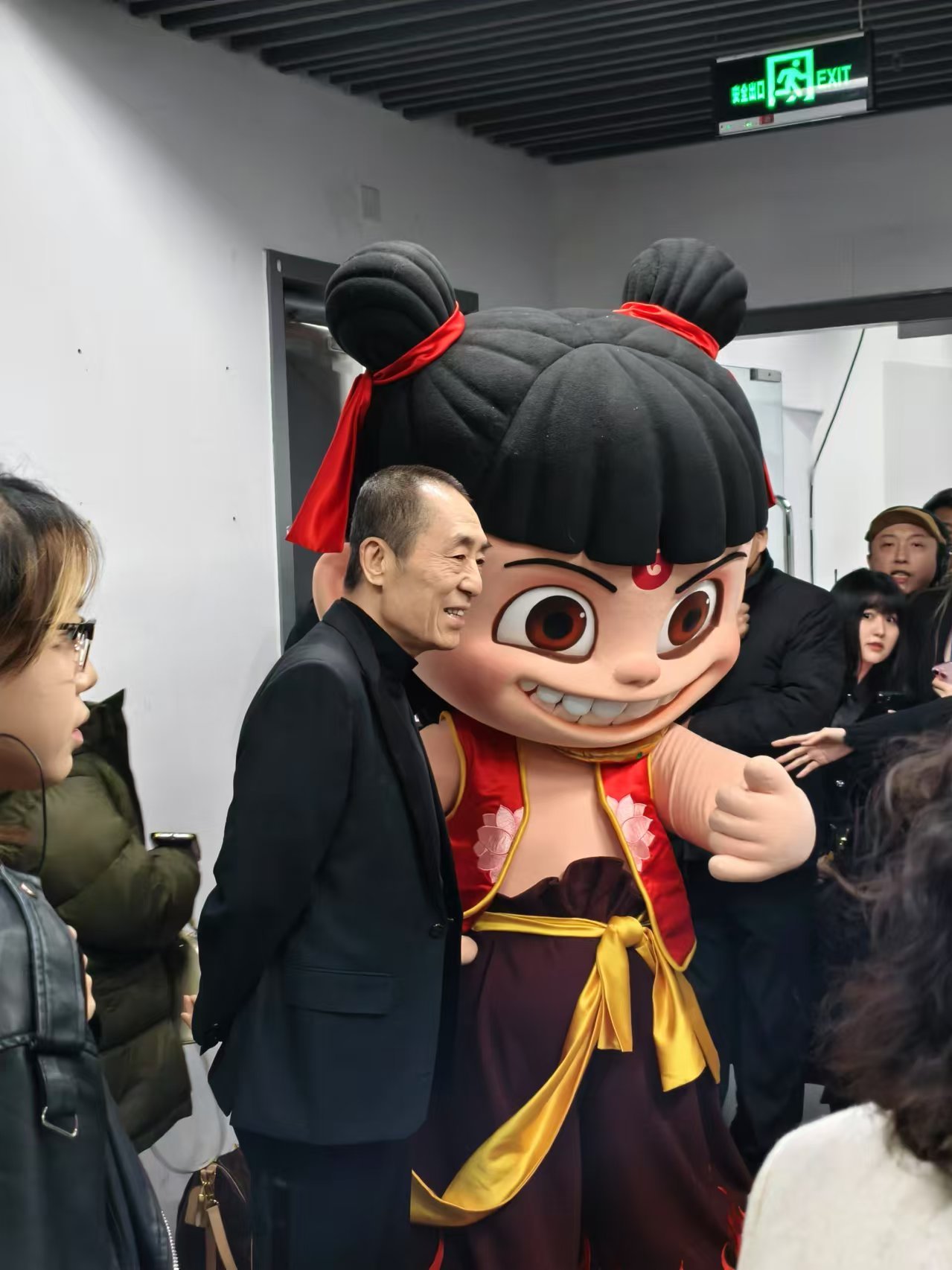 张艺谋哪吒合影  你们的吒又出息了！后台直接跟张艺谋导演来个合影，手势气势刚刚的