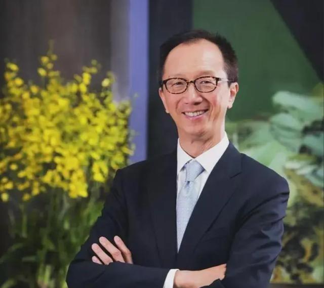 2001年，23岁伏明霞爱上梁锦松，伏明霞爸爸问梁锦松：“我比你小2岁，我们怎么